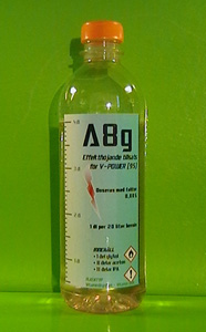 För etiketten under bilden: H=14,0 cm & B=6,2 cm och passar på Biltemas nya burk för aceton